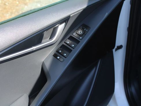 Used 2025 Kia Niro LX image 18