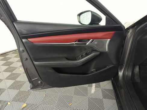 Used 2019 MAZDA MAZDA3 Hatchback w/ Premium Package image 18