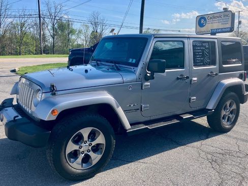 Used 2018 Jeep Wrangler Unlimited Sahara w/ Connectivity Group image 2