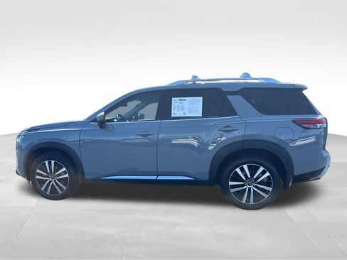 Used 2023 Nissan Pathfinder Platinum FWD image 2