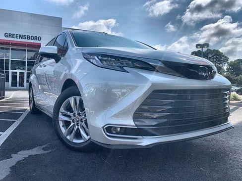 Used 2021 Toyota Sienna Limited FWD image 2