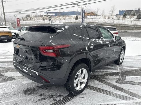 Used 2025 Chevrolet Trax LS w/ LS Convenience Package image 6