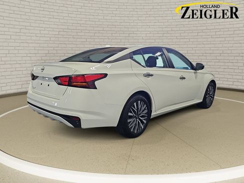 Used 2025 Nissan Altima 2.5 SV FWD image 5