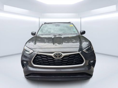 Used 2022 Toyota Highlander XLE FWD image 9