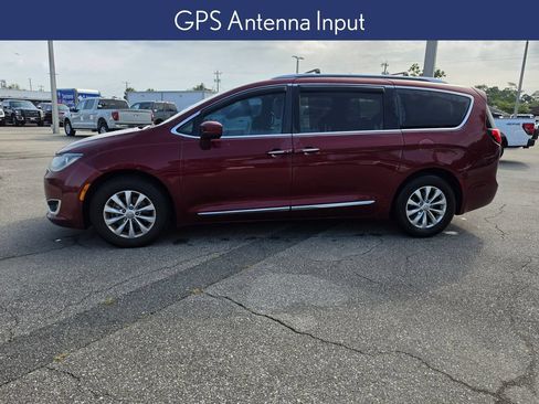 Used 2018 Chrysler Pacifica Touring-L Plus FWD image 10