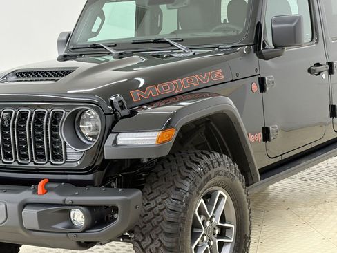 Used 2025 Jeep Gladiator Mojave AWD/4WD image 23