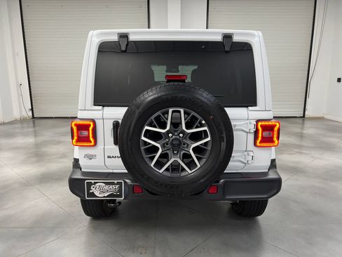 Used 2025 Jeep Wrangler Unlimited Sahara AWD/4WD image 8