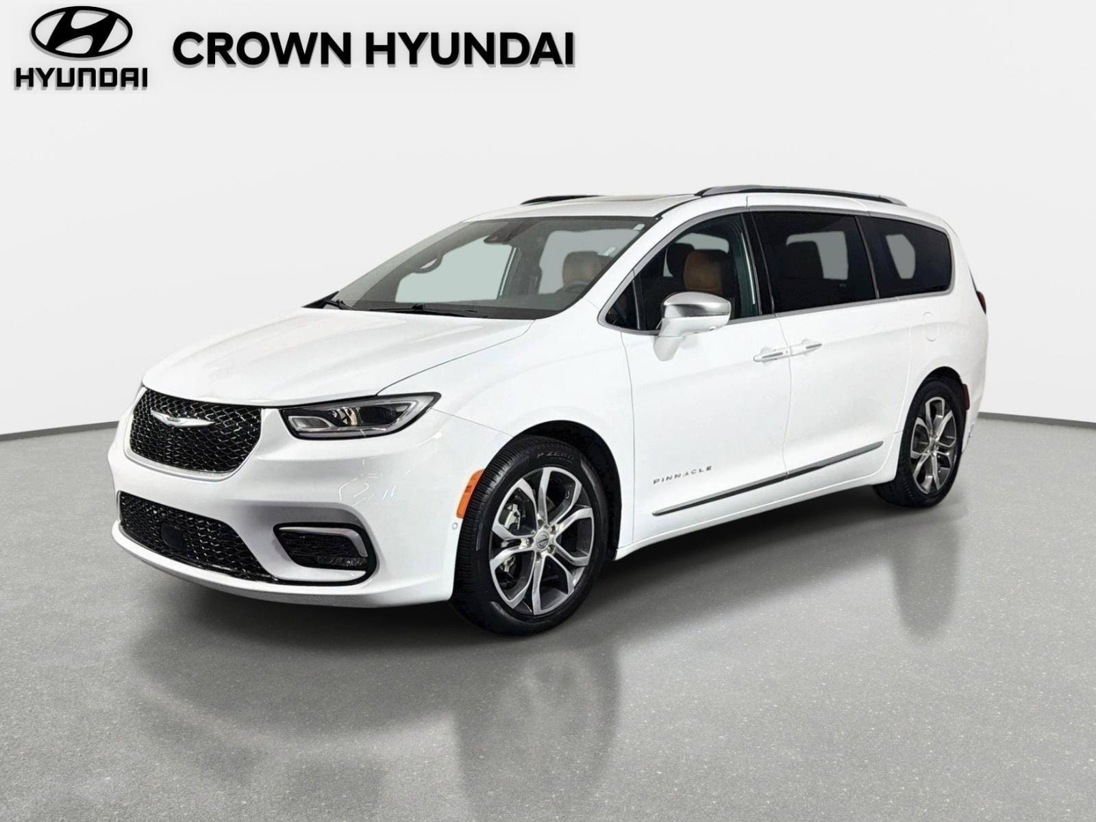 Used 2024 Chrysler Pacifica Pinnacle FWD image 1