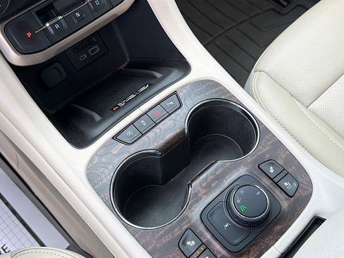 Used 2021 GMC Acadia Denali w/ Denali Technology Package FWD image 28