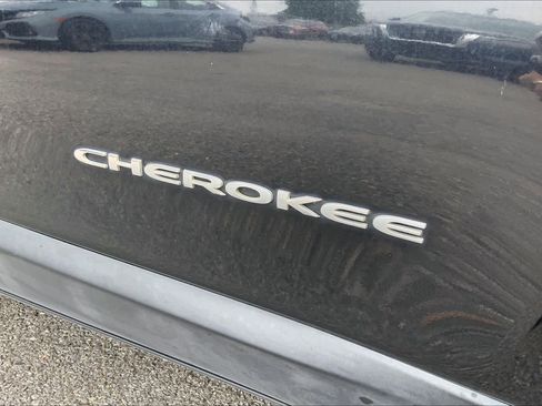 Used 2016 Jeep Cherokee Sport FWD image 30
