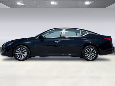 Used 2025 Nissan Altima 2.5 SV FWD image 2