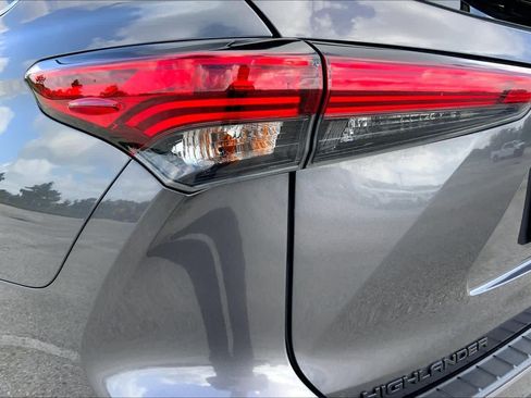 Used 2022 Toyota Highlander LE FWD image 28