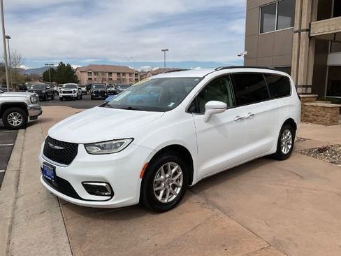 Used 2021 Chrysler Pacifica Touring-L FWD image 3