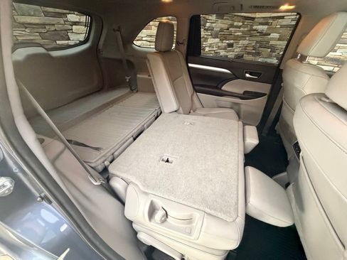 Used 2018 Toyota Highlander XLE AWD/4WD image 34