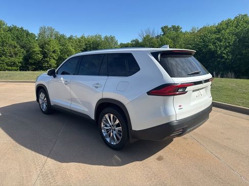 Used 2024 Toyota Grand Highlander Platinum AWD/4WD image 2