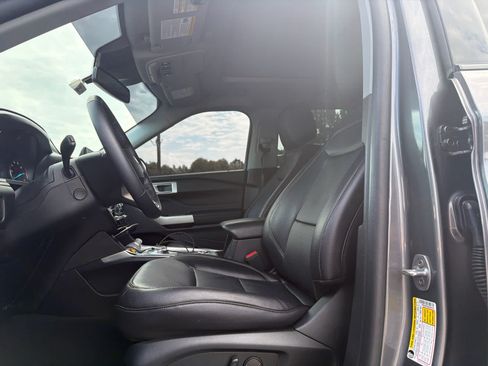 Used 2022 Ford Explorer Limited w/ Equipment Group 301A AWD/4WD image 6