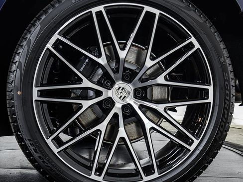 Certified 2025 Porsche Macan image 25