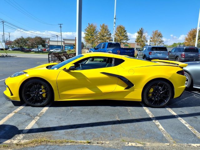 Used 2025 Chevrolet Corvette Stingray Preferred Cpe w/ Z51 Performance Package RWD image 4