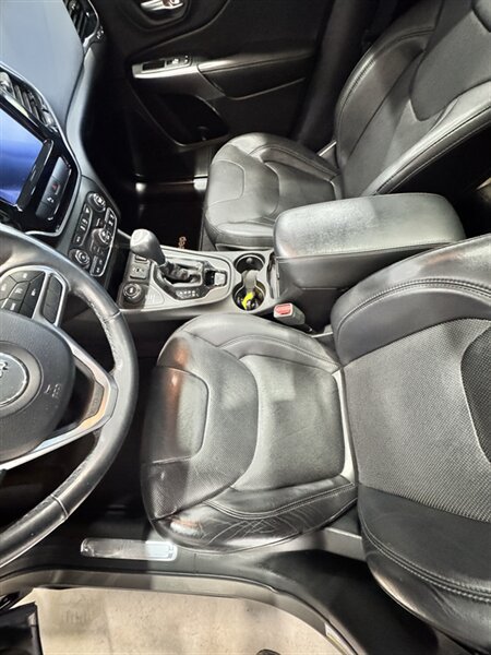 Used 2019 Jeep Cherokee Limited AWD/4WD image 7