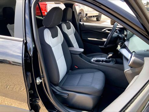 Used 2025 Chevrolet Trax LS FWD image 9