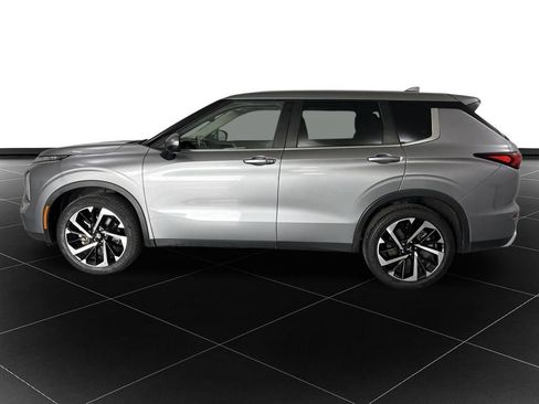 Used 2023 Mitsubishi Outlander SE FWD image 2
