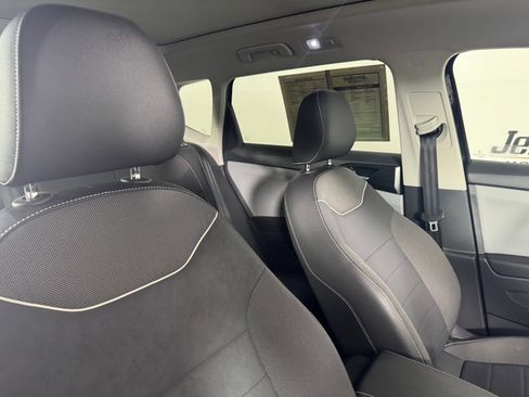 Used 2023 Volkswagen Taos SE w/ Panoramic Sunroof Package AWD/4WD image 32