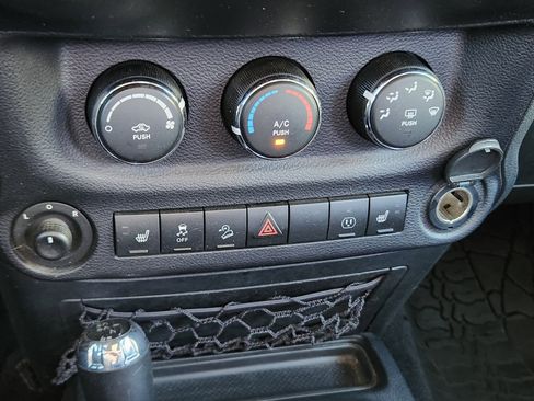 Used 2016 Jeep Wrangler Unlimited Rubicon w/ Connectivity Group image 26