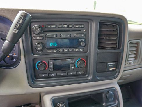 Used 2005 GMC Sierra 2500 SLT w/ Heavy-Duty Power Package AWD/4WD image 12