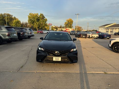 Used 2023 Toyota Camry SE image 3