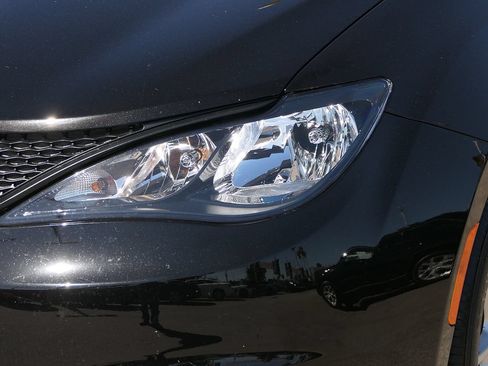 Used 2025 Chrysler Voyager LX FWD image 7