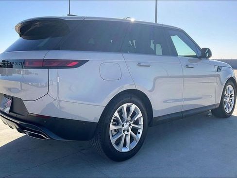 Used 2025 Land Rover Range Rover Sport SE image 4