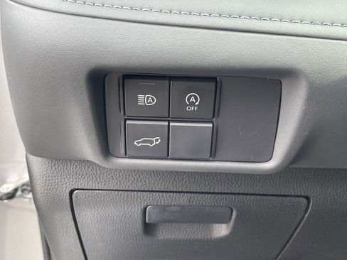 Used 2024 Toyota Highlander LE image 10