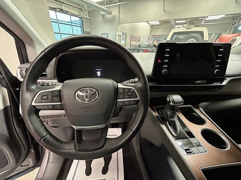 Used 2022 Toyota Sienna XLE FWD image 11
