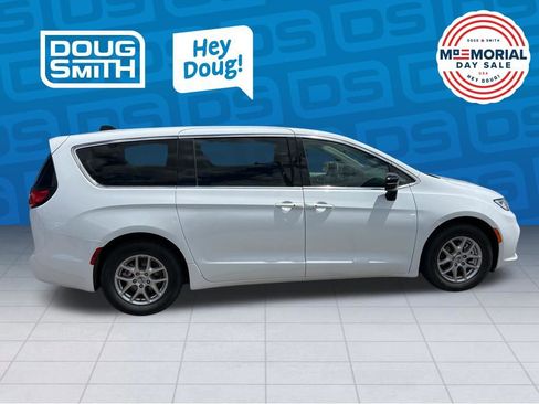 Used 2024 Chrysler Pacifica Touring-L FWD image 6