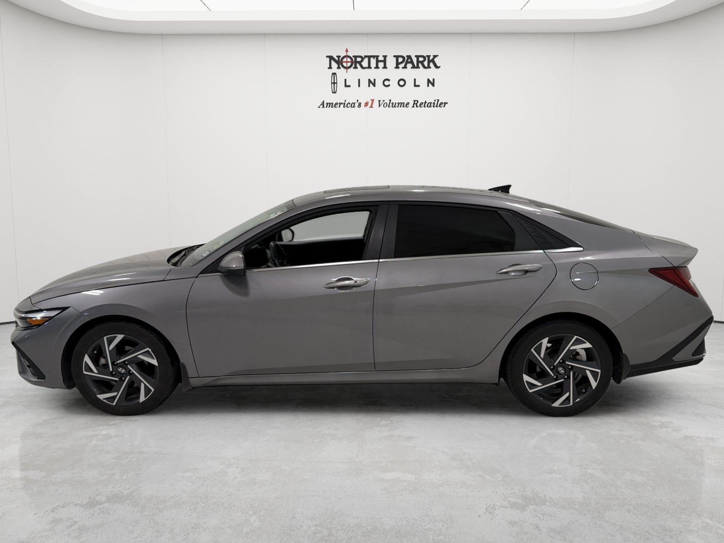 Used 2024 Hyundai Elantra SEL w/ Convenience Package FWD image 2