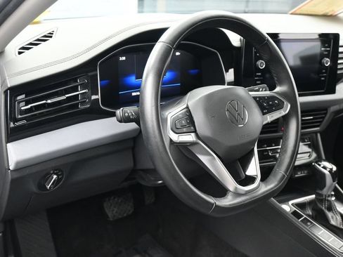 Used 2025 Volkswagen Jetta SE FWD image 15