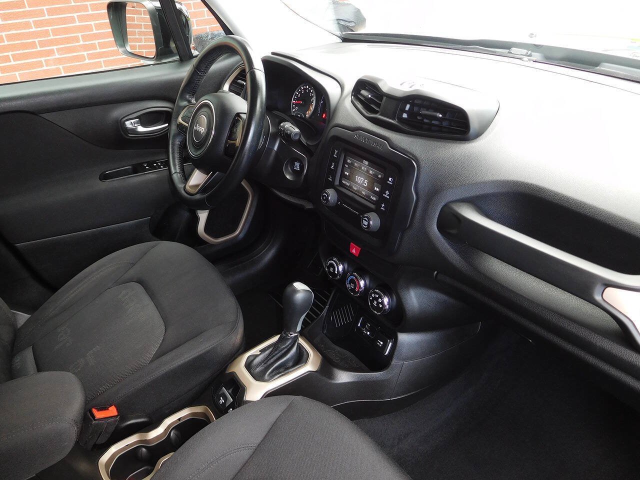 Used 2017 Jeep Renegade Latitude FWD image 15