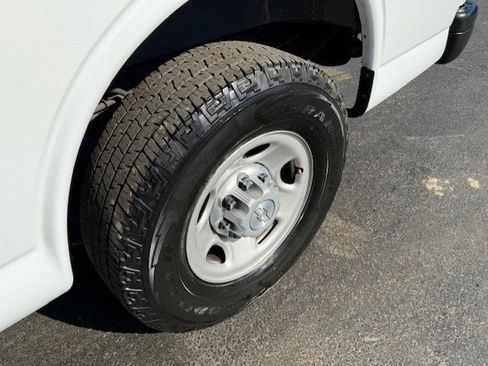 Used 2018 Chevrolet Express 2500 w/ Driver Convenience Package image 10