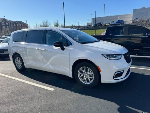 Used 2024 Chrysler Pacifica Touring-L image 5