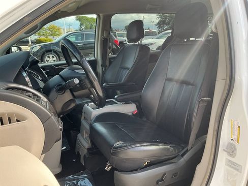 Used 2015 Chrysler Town & Country Touring FWD image 10