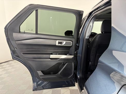 Used 2022 Ford Explorer XLT w/ Equipment Group 202A AWD/4WD image 12