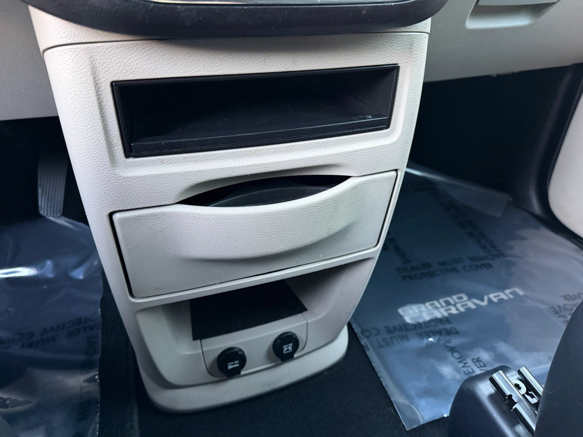 Used 2016 Dodge Grand Caravan American Value Package w/ UConnect Hands-Free Group FWD image 12
