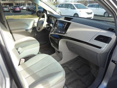 Used 2013 Toyota Sienna L image 20