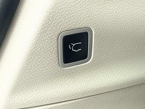 Used 2024 Chrysler Pacifica Touring-L FWD image 32