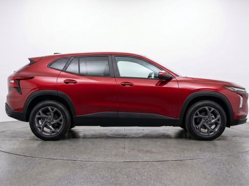 Used 2025 Chevrolet Trax LT w/ LT Convenience Package FWD image 11