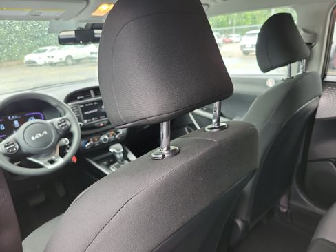 Certified 2025 Kia Soul LX w/ LX Technology Package FWD image 12