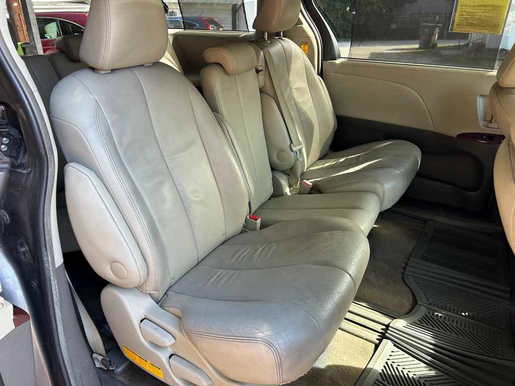 Used 2014 Toyota Sienna XLE FWD image 15