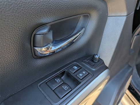 Used 2021 Nissan Titan SV w/ SV Convenience Package image 10