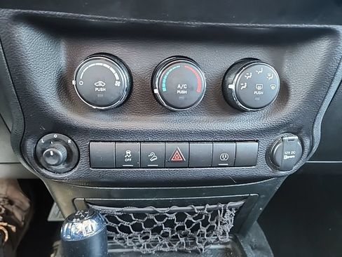 Used 2018 Jeep Wrangler Unlimited Sahara w/ Connectivity Group AWD/4WD image 19