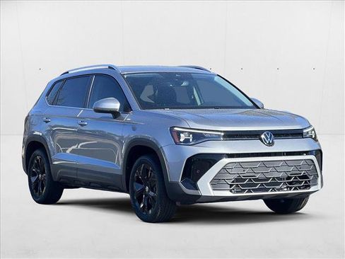 New 2025 Volkswagen Taos SE image 3